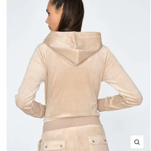 Juicy tröja (biege - Hej, vill kolla intresset på min juicy tröja då den blivit för liten. Inget fel på tröjan alls, knappt använd. Säljer den bara för rätt pris. För bilder på tröjan skriv ett pm (Classic Velour Robertson Zip Hoodie Warm Taupe) 