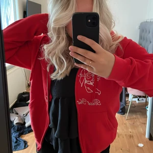 Best yet to come zip hoodie röd - Har använt några gånger, inte trasig och inga stenar är borta. Säljer för att jag inte använder den längre. Ordinarie pris är 600kr💕