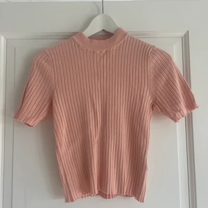 Kortärmad tröja - Färgen gör sig ingen rättvisa, men ungefär som på bilden. Stretchiga material och väldigt mjukt! Endast använd fåtal gånger. Storlek S från Gina tricot. Passar från XS- M skulle jag säga pga stretchen. Frakt ingår ej i priset💓