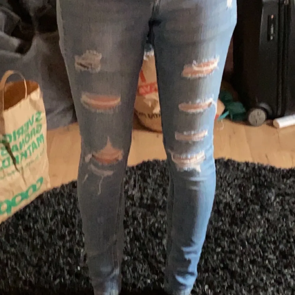 Ett bar ganska använda skinny jeans från H&M i en mjukt material så det känns knappt som Jens, färger på det vita i mitten av hålen ör lite gråt men nästan inget man märker av!  ⚠️ PÄLSDJUR K HEMMET⚠️. Jeans & Byxor.