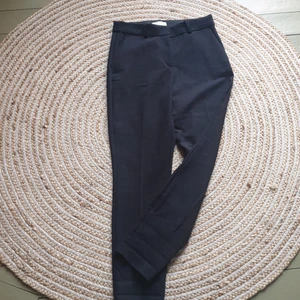 Byxor - Svarta liknade chinos byxor med stretch. Endast provade