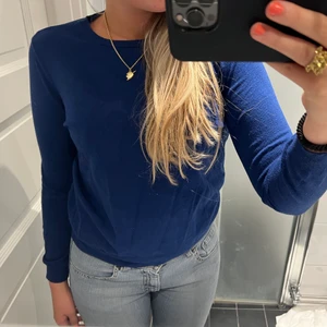 Finstickad blå tröja💙 - Jätte mjukt och skönt material💙 Finaste klarblå färgen💙Har varit en favorit i garderoben men tyvärr blivit något liten. Storlek M men passar S/M
