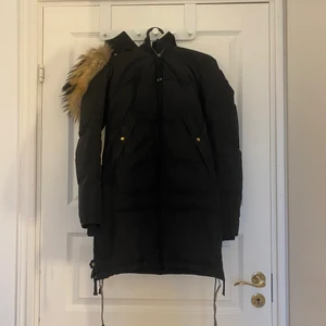Parajumer Vinterjacka, (St Xxs) - Jag vill sälja min vinterjacka då jag bestämt mig för att köpa en ny. Denna jacka är köpt för 3år sedan (2019) under december. Den är som en helt ny jacka och är i väldigt bra skick och är i storlek Xxs och Pälsen är fin och fluffig fortfarande. 