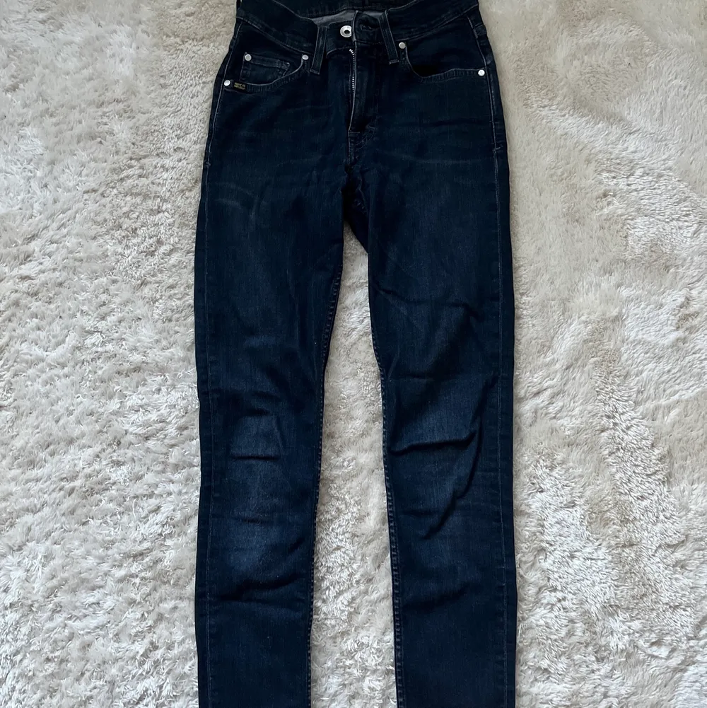 •Skinnyjeans från Tiger of Sweden  • använda men fortfarande i bra skick  Modell: KELLY Strl: 25/34. Jeans & Byxor.