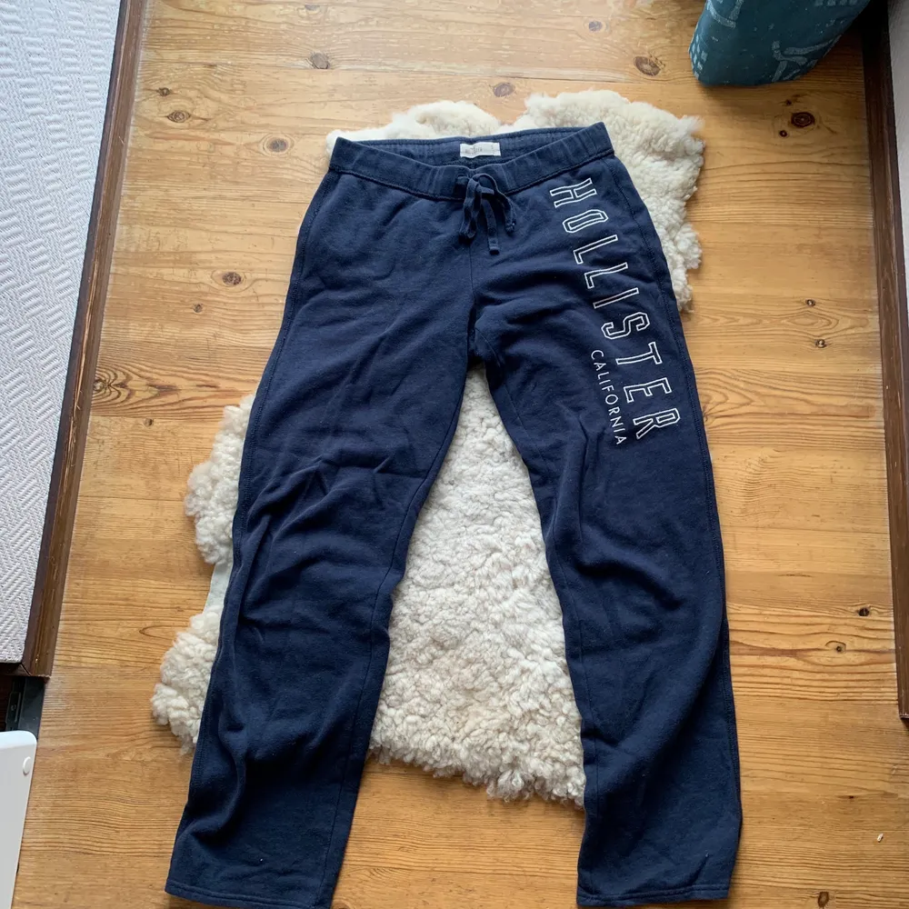 Hollistermjukisbyxor storlek S. Jeans & Byxor.