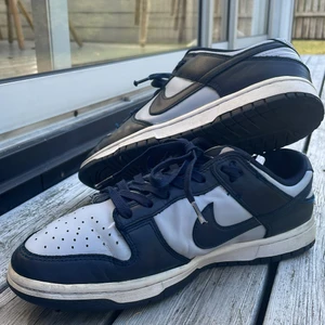 Nike - Ett par Nike Dunk Low Georgetown. Bra skick men andvänd några gånger. Dom är inte så smutsig men lite skresningar här och där. Jag har även original boxen.