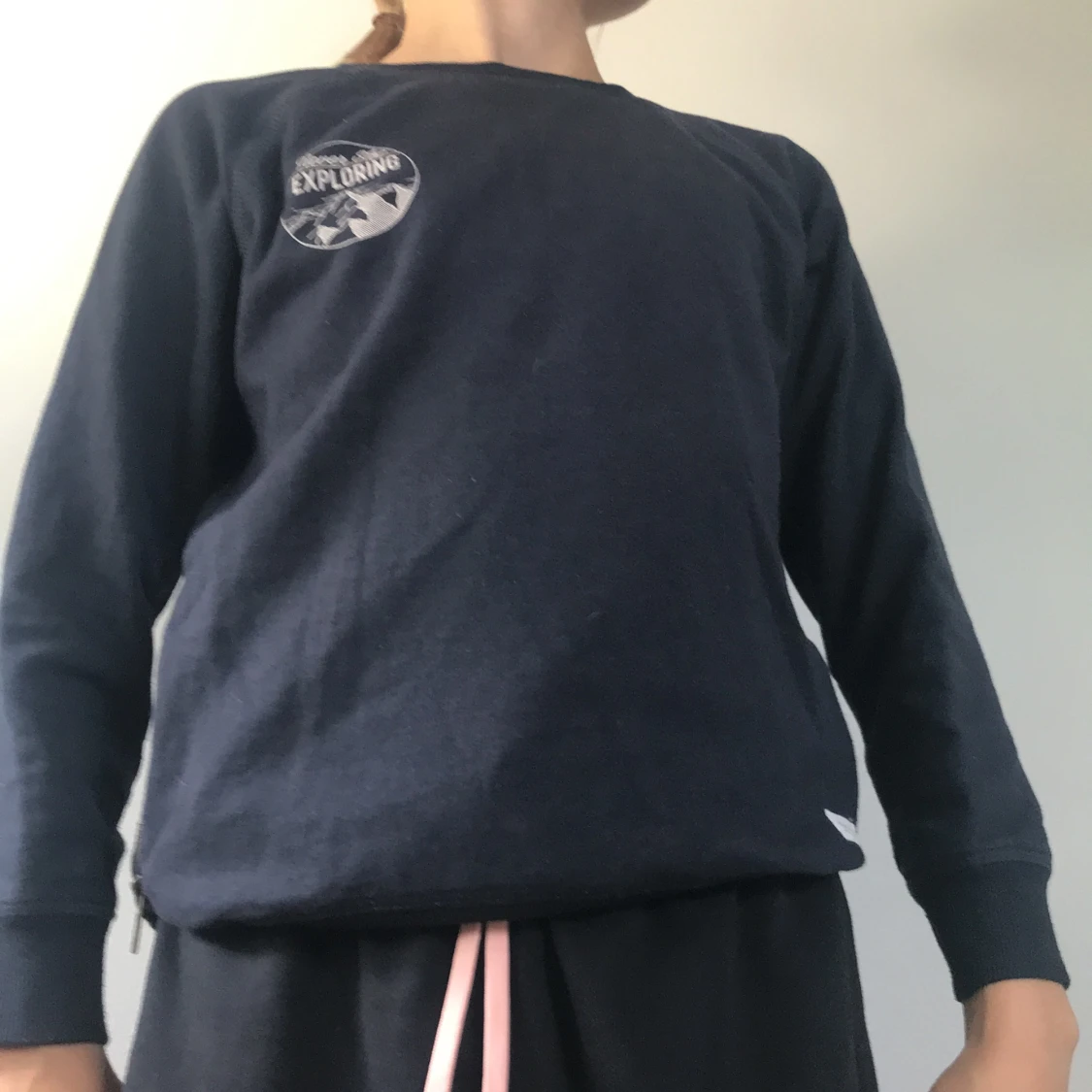 Jag säljer dom här huvtröjorna!