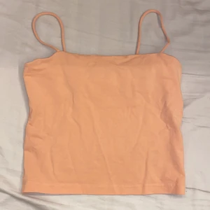 GinaTricot storlek M - Hej jag säljer mitt linne som använt få tal gånger, inderekt som ny skick, storlek M men kan passa folk med storlek L