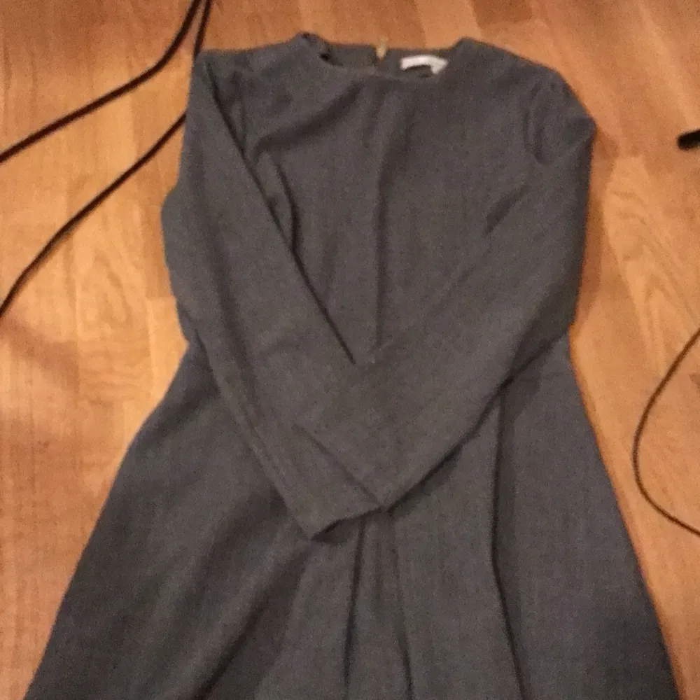 superfin grå klänning från &other stories. knappt använd och fin kvalitet:). Klänningar.