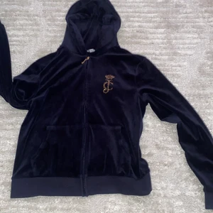 Juicy couture kofta är - Jag säljer min jätte fina juicy couture kofta då den inte kommer till användning längre! Den passar bra och kontakta för fler bilder. Några rhinestones har åkt av men inget man märker💓 Jag är osäker på fraktpris. !!!Äkta!!!