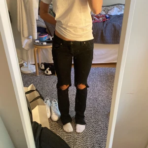 sjukt snygga svarta jeans😍 - dem har hål på knä skålarna och en slits längst ner 
