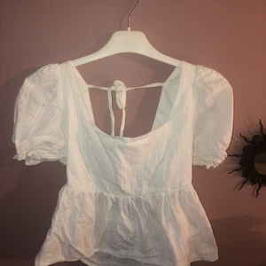 Vit blus  - Vit somrig blus i storlek xs med knyte i ryggen