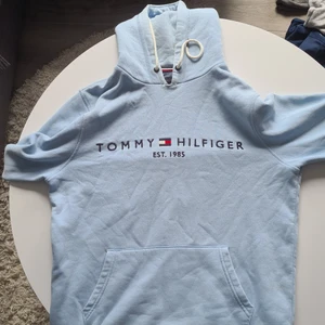 Tommy hilfiger hoodie - Bra skick förutom lite sönder vid bröstet som visas på bilden Nypris 900
