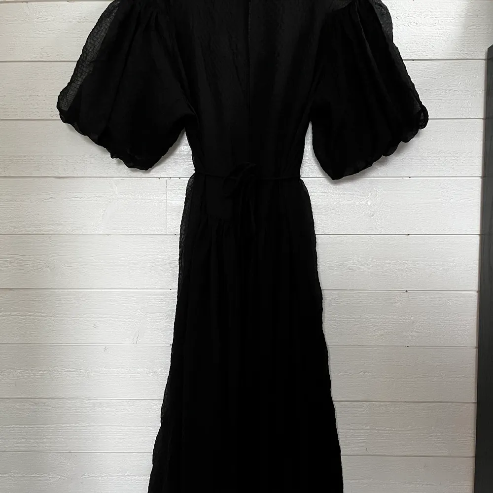 En ny långklänning från HM i storlek xs, den är i mesh och följer med en underklänning  Hör gärna av er vid frågor, samfraktar gärna! . Klänningar.