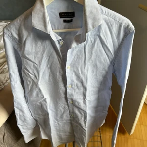 Zara skjorta - Fin ljusblå skjorta som kan användas vardagligt eller till finare tillfällen. 