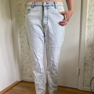 Lågmidjade ljusblå jeans  - Fina lågmidjade ljusblå tvättade jeans från märket Vila. Är i storlek 36. Säljer för 90kr + frakt🫶🏼