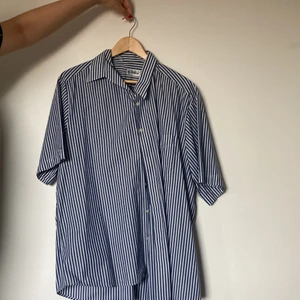 Skjorta  - Skjorta i bra skick från ”humana”, innan dess från ”extraglatt” (frakt betalas av köpare) står one size men är typ en XS-M