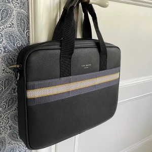 Dataväska/Portfölj, Ted Baker - Ted Baker dataväska/portfölj. Finns även axelrem att hänga på.  Sällan använd, mycket gott använt skick.