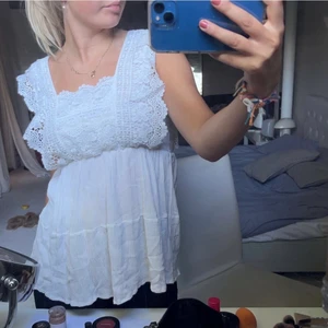 Vit topp - Söt topp med broderier💓 Köpt second hand men kom tyvärr inte till användning 😁 