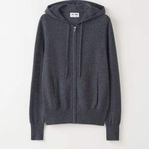 Så fin zip up hoodie från soft goat. 100% Kashmir, kontakta mig vid frågor. Nypris 2100, säljer för 700. Kan mötas upp i Stockholm eller så står köpare för frakt❤️