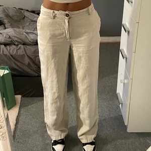 Linnebyxor - Skiiiit snygga linne byxor med snygga fickor på baksidan, skriv dm för fler bilder på dom eller för att köpa direkt🦋 innerbenets längd är ca 82🦋