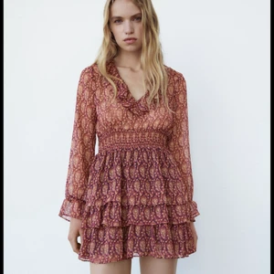 Zara klänning - Säljer den här populära slutsålda klänningen i strl S, den är knappt använd o är i toppen skick ☺️