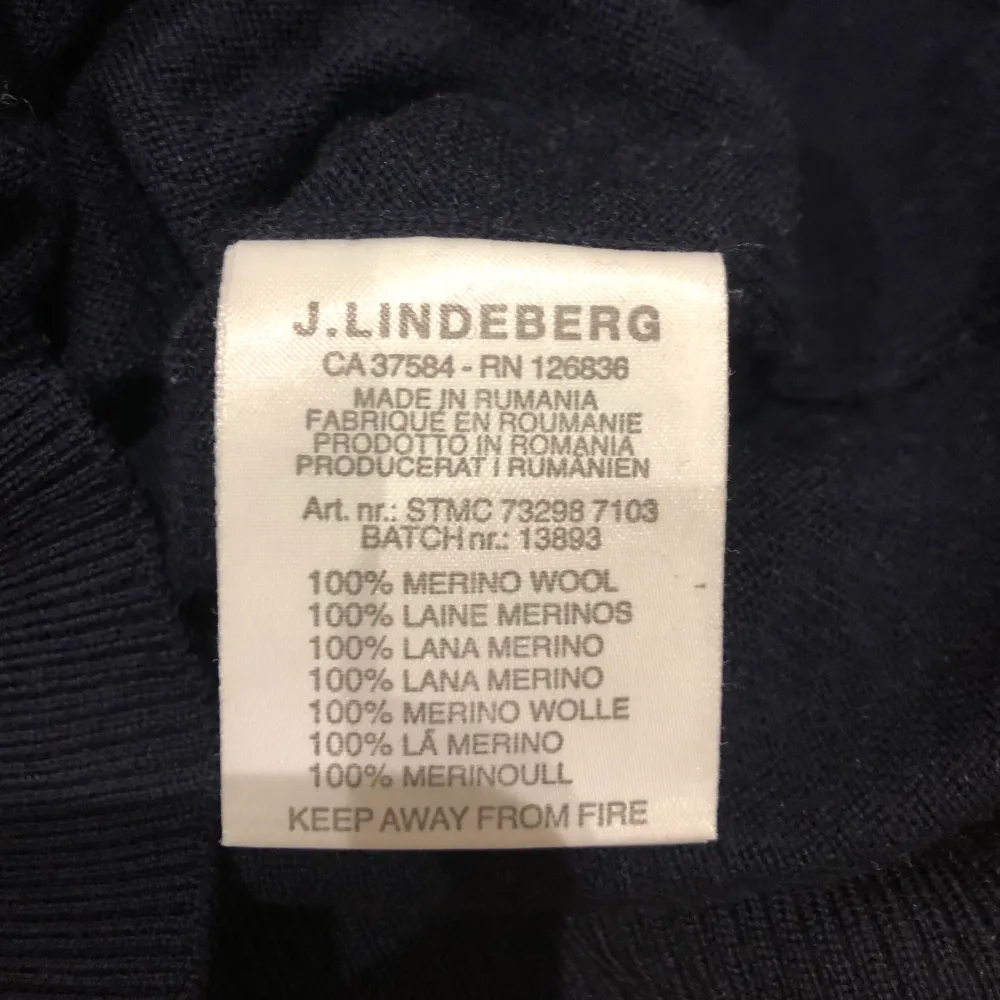 J.L V-ringad tröja i 100% merino ull, Sällan använd därmed nyskick. Säljer pga för liten. Tröja funkar perfekt som golf overshirt. Ny pris 1,100. Tröjor & Koftor.