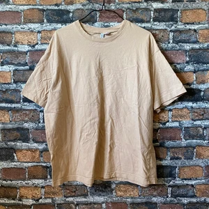 Beige oversized t-shirt - En fin beige oversized tröja köpt från H&M. I fint skick. Storlek M men passar som L. För mått eller fler bilder kontakta mig. Frakt sker via PostNord spårbart 51 kr 📦