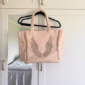 En stor & rymlig rosa Tessie väska i jättefint skick som behöver ny ägare! 💗  TRYCK EJ KÖP NU⚠️