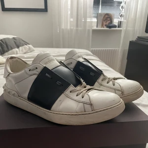 Valentino  - valentino skor Storlek:45  Skick 7/10 Box lite små smutsiga men går såklart att tvätta bort