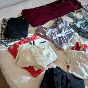 Kasse kläder. - Säljer en kasse kläder. Bilden togs för ca 1 år sedan så det har tillkommit ännu mer kläder i kassen. Allt är M/L och vissa plagg är oandvända medans vissa är lite mer andvända. Pris 200,kan diskuteras. Frakt står köparen för eller mötas upp runt nyköping