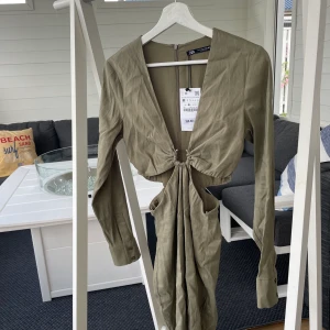 Oanvänd klänning från zara - Helt oanvänd klänning från Zara med cutout i midjan, i storlek M💘 skriv om du har frågor eller vill diskutera priset 