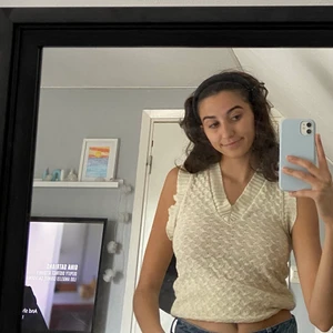 Stickad väst  - Secondhand-köpt stickad vit väst med snygg V-ringning! Eventuellt hemmagjord eftersom det inte finns några lappar men bra kvalitet!🤍 snygg ensam eller med en vit T-shirt eller svart långärmad tröja under🤍 