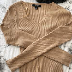 Beige/brun ribbad tröja från märket AMISU  storlek S ⚠️HELT NY⚠️ Perfekt till hösten  Lagom lång  Stretchig  Pris kan diskuteras vid snabb  äffär!! 