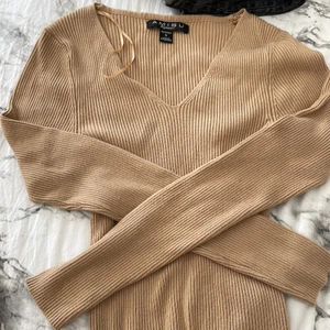 Ribbad tröja beige/brun  - Beige/brun ribbad tröja från märket AMISU  storlek S ⚠️HELT NY⚠️ Perfekt till hösten  Lagom lång  Stretchig  Pris kan diskuteras vid snabb  äffär!! 