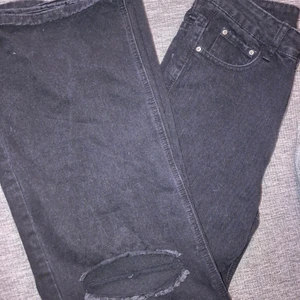 Shein - Säljer dessa utsvängda byxor med hål i knäna eftersom att dom är för långa i benen på mig, köpte de för 200kr men säljer för 100kr. Dom ser väldigt stora ut i benen men är ganska små i benen.