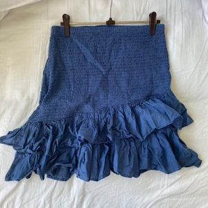 Kjol - Fin kjol som tyvärr är för liten. Den är väldigt stretchig men sitter snyggast på nögon som är strl 36/38. Gratis frakt vid Swishbetalning 💛