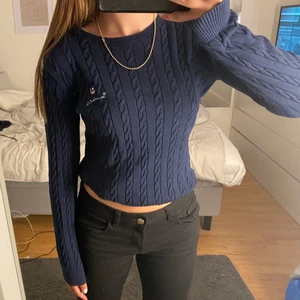 Kabelstickad tröja - Marinblå kabelstickad tröja från MQ💙
