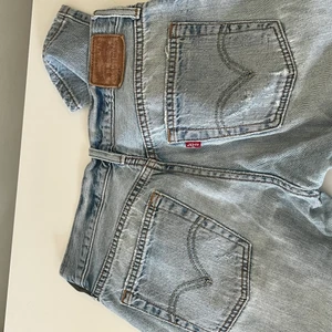 Levis jeans 501 - Levis 501. Säljer då de är för små. Strl 24! 💕☀️