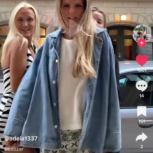 Jeans jacka - Så snygg jeans jacka!!!!!!! Nypris 1000 säljer för 500 o är knappt använd🥰