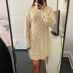 Stickad klänning  - Underbar stickad klänning från Nelly. Använd någon enstaka gång. Storlek S.