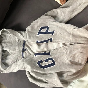GAP hoddie med dragkedja från GapKids - Hoddie med dragkedja från Gap, storlek L💕💕 skulle dock beskriva den som S/M, då den har en bra och hyfsat tight passform  Skriv privat till mig för fler bilder på plagget!! Pris kan diskuteras 