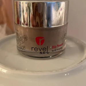 BRUNT AKRYLPULVER - Hejsan! Säljer nu mitt favorit bruna akrylpulver! Har likadana i samma färg & har alltid älskat de! Färgen är en perfekt brun som är enkel och smidig att forma. Denna är helt oanvänd och som ni ser fylld till topp, skriv jättegärna vid funderingar! 