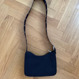 Weekday väska - Säljer en axelremsväska från weekday , säljer pga aldrig använd. Köpare står för frakt 