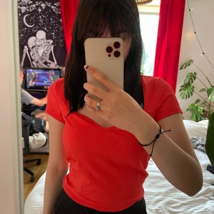 Rödrosa topp - Den ser väldigt röd ut på bilden men den är rödrosa i verkligheten. Säljer pågrund av att den är lite stor. 😻