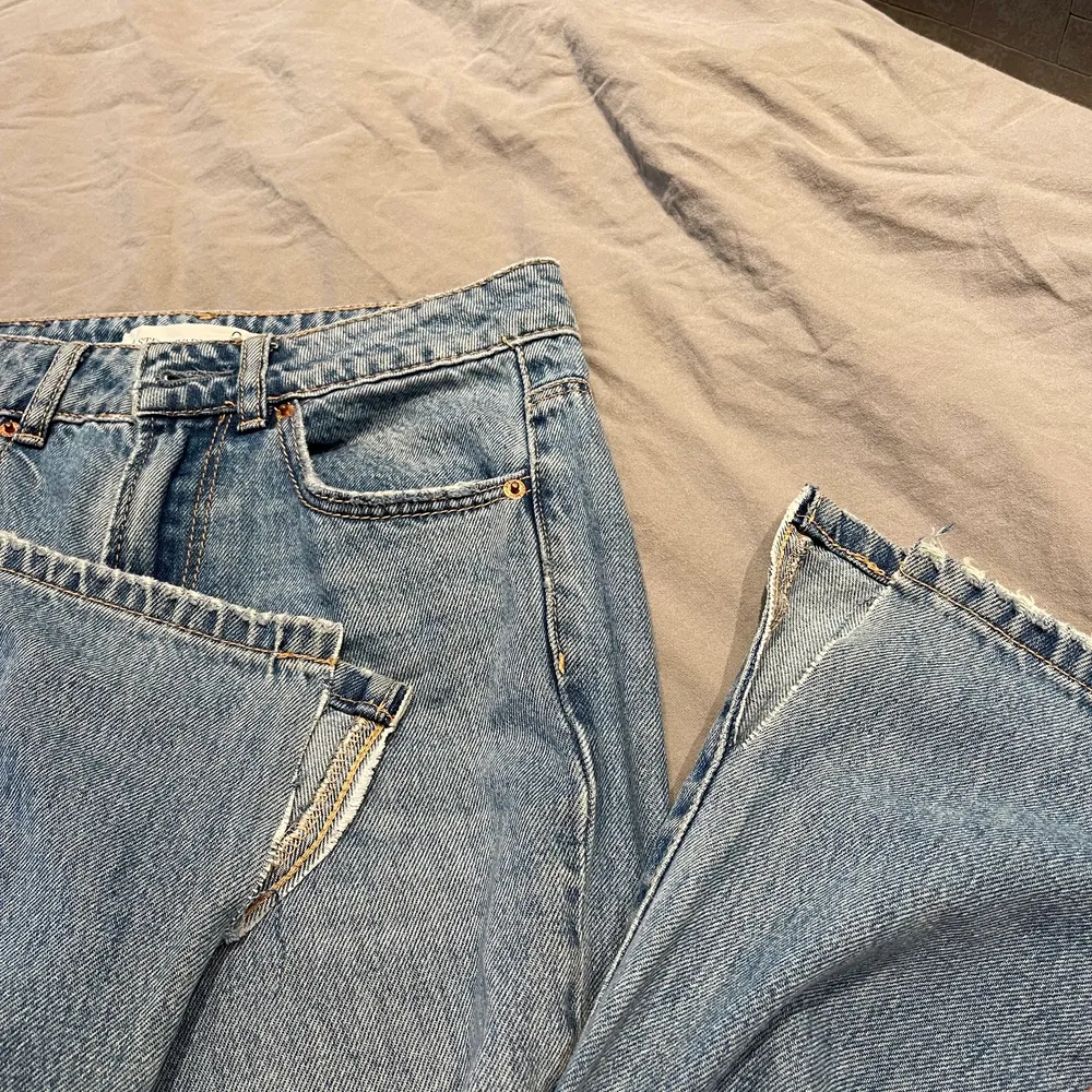 dessa jeansen är använda endast 3 gånger och är som helt nya. de är raka i benen och har en lagom låg midja🤍 jag har även klippt en slits på insidan utav vardera ben för att de ska se lite roligare ut! säljer för att de inte sitter som jag önskat på mig❣️❣️. Jeans & Byxor.
