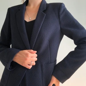 Kavaj från 2NDDAY - Mörkblå kavaj från 2NDDAY. Använd ett fåtal gånger, så kvaliteten är god. Står ingen storlek i den, men passar perfekt på mig som är 168 cm lång och vanligtvis brukar bära storlek S i toppar och kavajer. Priset kan diskuteras. 