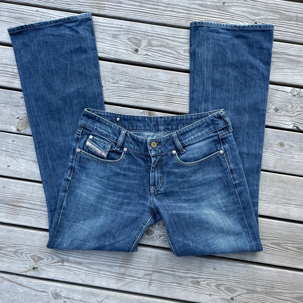 Lågmidjade jeans från Diesel i flare modell! Skulle vilja behålla själv men va för små i höfterna, har därför inga bilder hur de sitter på tyvärr:/ Skulle säga att de passar s/liten m!! Buda och höj med minst 10kr varje bud!!💙. Jeans & Byxor.