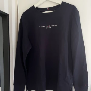 Sweatshirt  - Marinblå tröja från Tommy Hilfiger, helt oanvänd! Storlek XL.