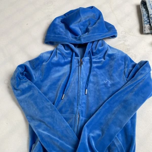 Juicy kofta - Blå juicy couture kofta som jag sparsamt använd men tyvärr är tvungen att sälja kom privat vid intresse eller bättre bilder